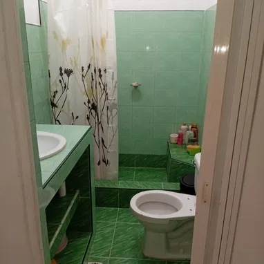 Vendo Casa independiente 2/4 marianao. 52899157 - 2/6