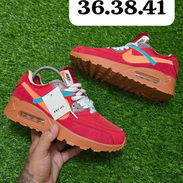 Modelo: Nike Air Max 90 (en una variante con estética desenfadada/deconstruida tipo Futura o Scrap). - Img 57035029
