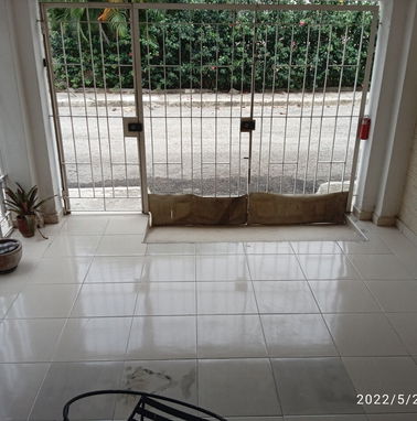 Vendo biplanta 4/4 4 baños proximo C. Deportiva y la Ward - Img 90086590