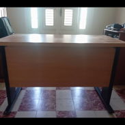 Vendo juego de mesa escritorio medidas: largo 1,10 cm, ancho 57 cm , altura 73 cmpara oficina con una butaca y 2 sillas. - Img 57204944