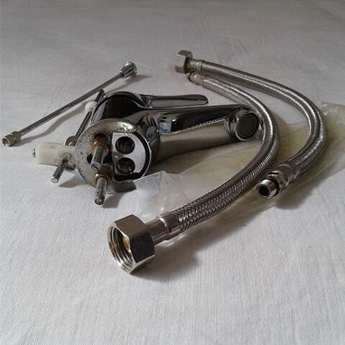Llave mezcladora para lavamanos con sus latiguillos - 2/3