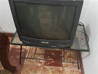 Se vende televisor Panasonic roto. pero se puede arreglar - Img main-image