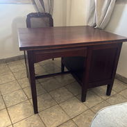 Vendo Escritorio de madera + silla / 150 usd - Img 57070377