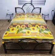 Cama con colchón y mesitas de noche - Img 49128042