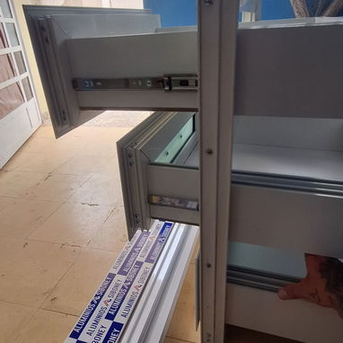 ✅ El precio se olvida pero la calidad se recuerda Realizamos trabajos de carpintería de aluminio y cristales - Img 122513999