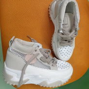 Zapatos de mujer, para niña y chancletas de baño - Img 55282344