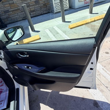 Vendo o negocio Nissan leaf eléctrico, 2022 hace 400 km por carga - Img 121580979