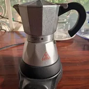 Cafetera eléctrica Universal Royal (2 o 4 tazas) de uso pero en perfecto estado - Img 57313249