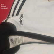 Bello conjunto de pantalón y chaqueta de mangas largas, de varón, marca ADIDAS, talla 9 meses (GRANDE) en 5800 cup - Img 55545104