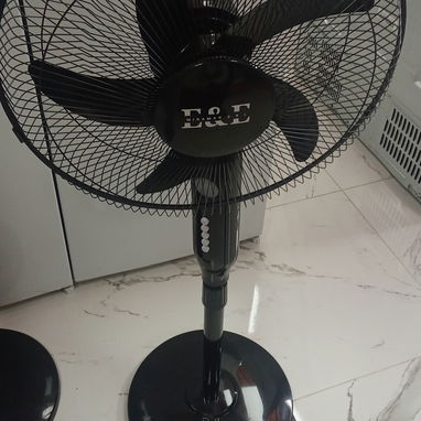 Ventilador de pie recargable con panel solar - Img 121542421