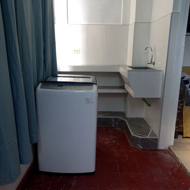 SE RENTA APTO PRIVADO DE UNA HABITACIÓN EN EL VEDADO, TERCER PISO. 54026428 - Img 120328713