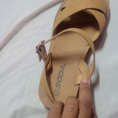 Sandalias número 39/40, color carmelita claro, Buen material, muy duraderas... WhatsApp: 54530443. - Img 124354488