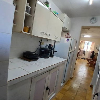 Se vende apto de 2 cuartos en el Vedado totalmente restaurado en excelente zona!!! - Img 118409230