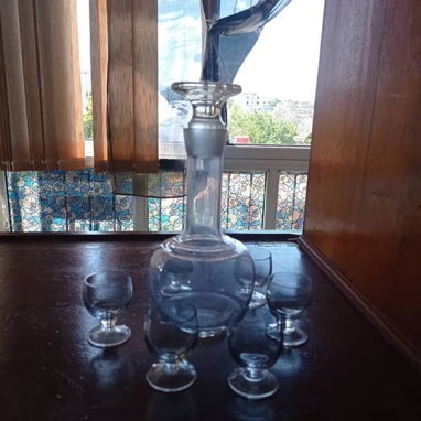 JUEGO DE 6 COPAS AZULES y VERDES  MEDIANAS NUEVAS (40 AÑOS).COMPRADAS EN RUSIA. COPAS VERDES Y LICORERA CON SUS COPITAS. - Img 105746316