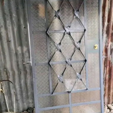 Se realizan puertas y ventanas - 8/10