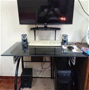 Vendo computadora como nueva con su mesa bocinas teclado maus torre todoo llegar y usar Perfecto estado - Img 45738190