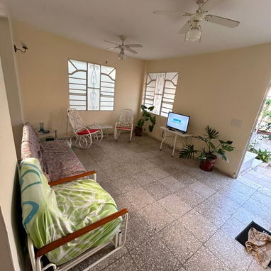 Se alquila casa independiente en el corazón del Vedado, disponible desde el 12 de abril de 2026. - Img 118568419