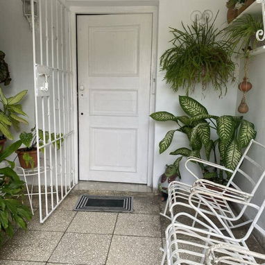 Se vende apartamento puerta de calle, enrejado en Alturas de Belén.Consta de: portal, sala-comedor- cocina ( a la americ - Img 120885314