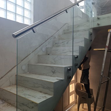 🤩 💯 🔝 🔨 🪛 RECIENTE INSTALACIÓN 🪛 🔨 🔝 💯 🤩 Barandal para escalera, de cristal 10mm, sujetado con herrajes - Img 121582053