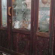 Vendo vitrina antigua madera, cristales y espejo 53998490 x WhatsApp - Img 57592306