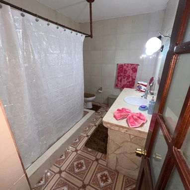 Vendo casa bplanta alto y bajo independiente total con carpoch y piscina 6h y 6baños reparto bahía Habana del este - Img 127537395