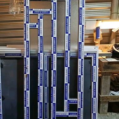 Diseñadores y fabricantes de todo tipo de ectructura en alumimio y cristal , trabajamos por medida y imcluimos montaje. - 2/10