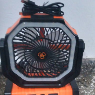 Ventilador recargable cn mando cable para cargarlo ,puerto para cargar el celular gira 45 y 90 grados - Img 119927329
