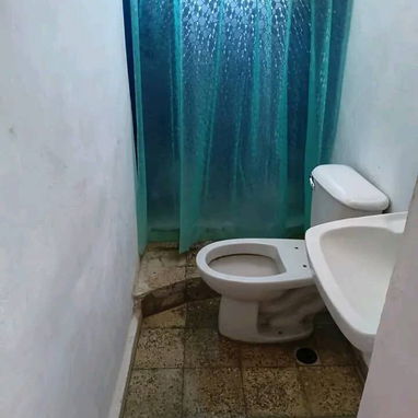 🏡✨ SE VENDE CASA EN EL CENTRO DE GUANABACOA CERCA DEL PARQUE ✨🏡  Primer piso: Sala Cocina  Baño 1 cuarto  Segundo piso - 5/6