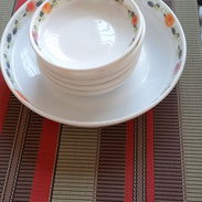 Juego de 5 dulceras pequeñas con dulcera grande, de cerámica blanca decorada con flores. - Img 56666533