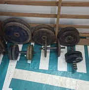 Vendo 200 lb en pesas, 3 barras y dos mancuernas - Img 50390764
