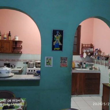 Ofertaaa biplanta en bajos con carporshe,3 cuartos y amplio patio trasero 245 metros en total. Aproveche e invierta!!!! - Img 122708909