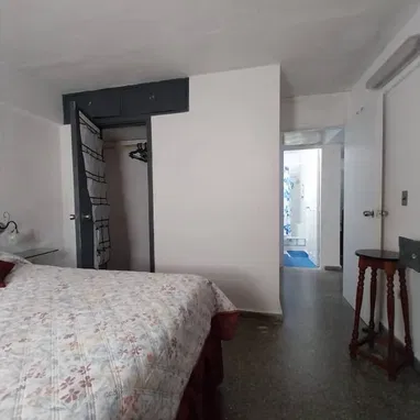 Venta de apartamento de 2hab. en el Vedado con todo adentro - Img 103811155