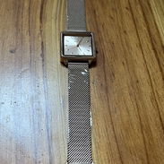 Reloj dorado, elegante para mujer , pulsera esilo milanesa , reloj cuadrado - Img 55275563