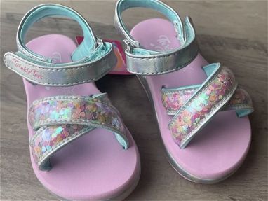 Zapatos de niña nuevos, con luces, marca Skechers. #7 americano. Zapatos de niña de 1 a 2 años. - Img 64992295