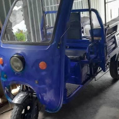 🚨 **SE VENDE TRICICLO CON CABINA** 🚨  🛺 En **buen estado** 🔋 Batería **TOPMAQ 35 amperes**  💰 **PRECIO: 4500**  📞 - 3/5