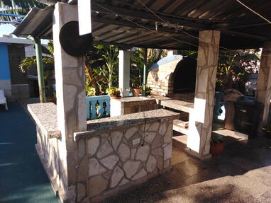 Casa de renta ubicada en Guanabo. Cuenta con 4 habitaciones en guanabo con piscina y a dos cuadras de la playa. 58858577 - Img 60934174