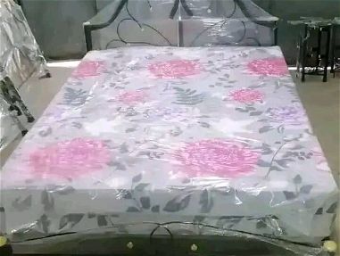 Oferta de Un colchón con una cama y una pareja de almohada de regalo - Img main-image