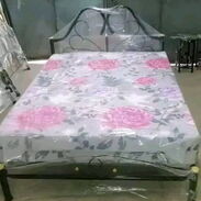 Oferta de Un colchón con una cama y una pareja de almohada de regalo - Img 45610122