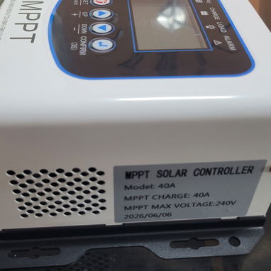 kingmox  PV CHARGE LOAD ALARM  0000  Back  SET  UP  +  DOWN CONFIRM  (3S)  MPPT  MPPT SOLAR CONTROLLER  Model: 40A  MPPT - 3/3