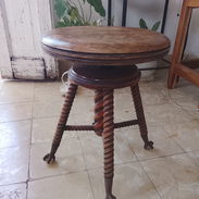 Silla antigua de piano de uso restaurada. - Img 56824278
