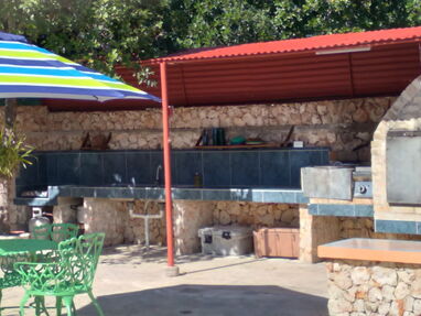 Reserva casa en la playa con piscina y billar en Guanabo,capacidad para 8 personas, tengo disponibilidad - Img 62347674