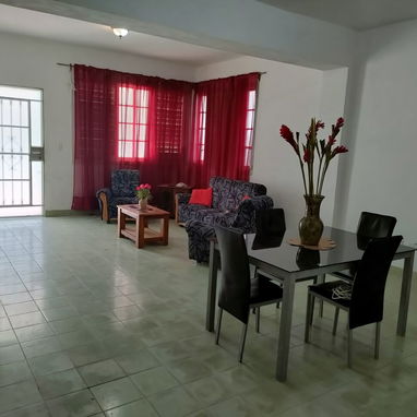 Playa. Rento Casa en bajos de biplanta de 3 cuartos con portal y garage. Alquiler Lineal Garantizado. Se aceptan niños - Img 124018462