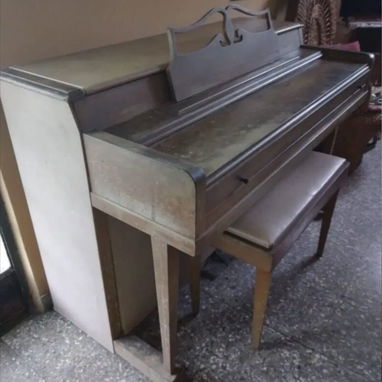 Piano acústico Wurlitzer con su banqueta portalibros, ideal para estudio. - Img 115286214