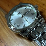 Rebajado 🔴🔴🔴Reloj plateado, Fouron para hombre, ideal para eventos, casuales y formales - Img 55535819