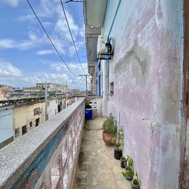 Se vende apartamento de 2 cuartos en propiedad y dos en placa en Centro Habana - Img 121544417