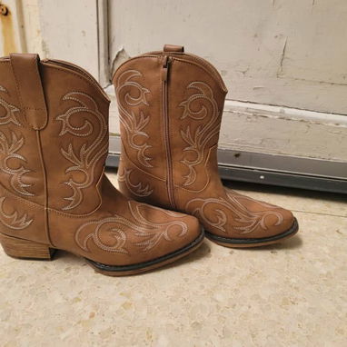 tenis y botas tejanas de uso - 2/7