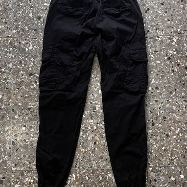Vendo jean en 15 usd y pantalón de hombre en 20 usd o al cambio. - Img 127562288