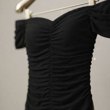 Vestido negro de fiesta elegante, diseño fruncido hombros descubiertos [Talla M y L] 25usd - 2/2