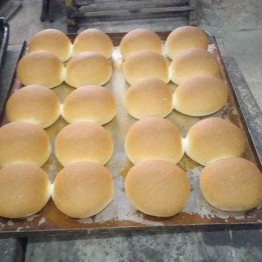 Soy panadero tengo 8 años de experiencia y estoy buscando trabajo de lo q sea se hacer todo en una panadería - Img 125506692