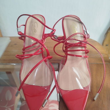 Tacones puntifinos rojos - Img 124689281
